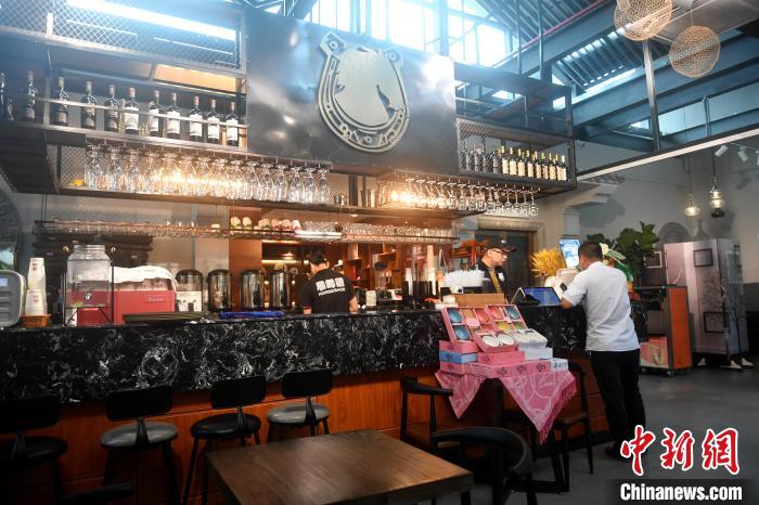 图为位于福建莆田湄洲岛的“马蹄铁”餐厅。　吕明 摄