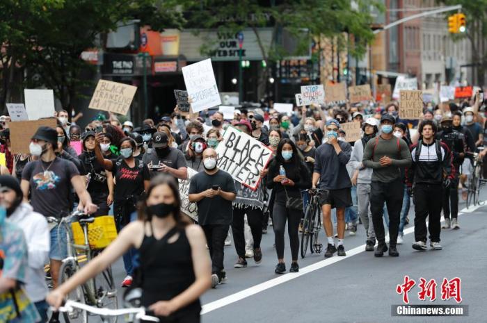 当地时间6月1日，纽约民众在曼哈顿街道游行抗议警察暴力执法。
